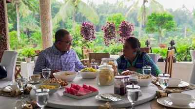 Gaya Susi Pudjiastuti Saat Panen Buah dan Makan Bareng 3 Capres