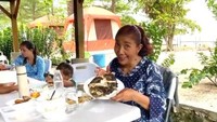 Makanan favorit Susi adalah ikan. Ia menjelaskan kalau sedang menikmati ikan bakar yang sedap hanya dibumbui garam saja. Foto: Instagram @susipujiastuti115