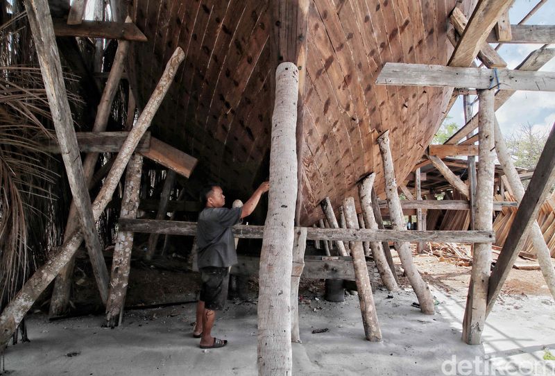 Desa Tanah Beru di Bulukumba, Sulawesi Selatan, menjadi salah satu pusat pembuatan kapal pinisi. Yuk kita lihat kesibukan para pekerja membuat kapal pinisi.