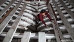 Potret Kesibukan Pekerja Membuat Kapal Pinisi