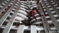 Untuk bahan pembuatan kapal ini didatangkan dari berbagai tempat. Badan kapal dibuat dari kayu besi dari Sulawesi Tenggara Kendari, dan Buton. Sementara kamar-kamar kapal dibuat dari kayu jati. 