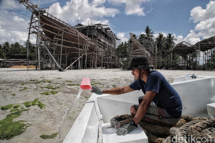 Desa Tanah Beru di Bulukumba, Sulawesi Selatan, menjadi salah satu pusat pembuatan kapal pinisi. Yuk kita lihat kesibukan para pekerja membuat kapal pinisi.