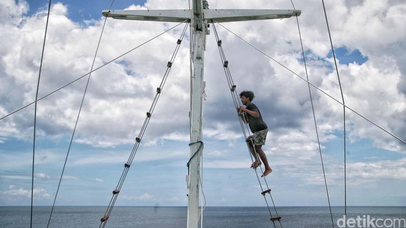 Desa Tanah Beru di Bulukumba, Sulawesi Selatan, menjadi salah satu pusat pembuatan kapal pinisi. Yuk kita lihat kesibukan para pekerja membuat kapal pinisi.