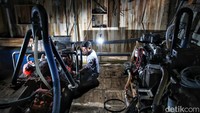 Kapal ini menggunakan mesin Mitsubishi. 