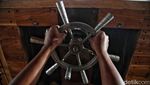 Potret Kesibukan Pekerja Membuat Kapal Pinisi