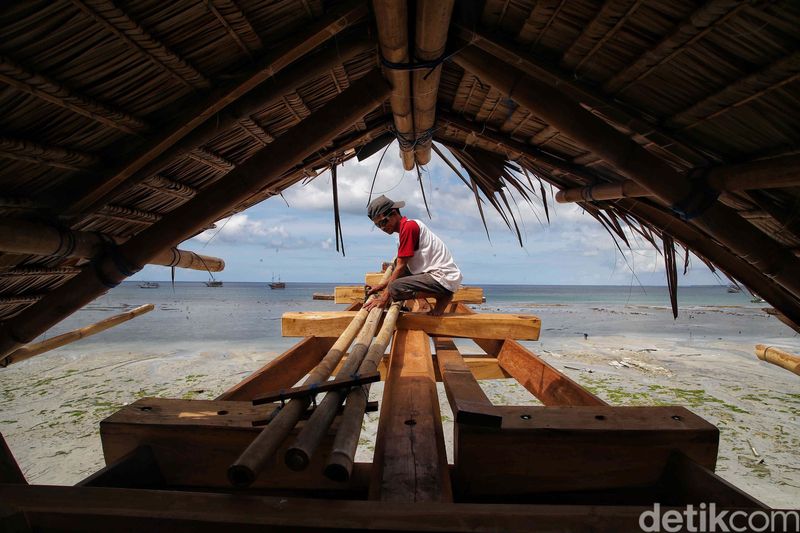 Desa Tanah Beru di Bulukumba, Sulawesi Selatan, menjadi salah satu pusat pembuatan kapal pinisi. Yuk kita lihat kesibukan para pekerja membuat kapal pinisi.