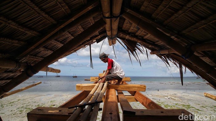 Tanah Beru, Tanah Pembuat Kapal Pinisi yang Tangguh Desa Tanah Beru di Bulukumba, Sulawesi Selatan, menjadi salah satu pusat pembuatan kapal pinisi. Yuk kita lihat kesibukan para pekerja membuat kapal pinisi.