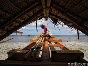 Potret Kesibukan Pekerja Membuat Kapal Pinisi