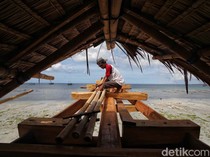 Potret Kesibukan Pekerja Membuat Kapal Pinisi