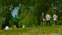 Lebih dari 100 relawan melakukan kegiatan bersih-bersih dan penanaman pohon dalam acara Manulife Volunteer Day sebagai komitmen menjaga kelestarian lingkungan dan berkontribusi terhadap kesejahteraan masyarakat sekitar.  