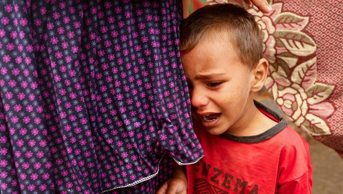 A displaced Palestinian child shelters in a tent camp, as the conflict between Israel and Palestinian Islamist group Hamas continues, in Khan Younis in the southern Gaza Strip, November 15, 2023. REUTERS/Ibraheem Abu Mustafa