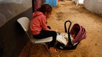 Seorang anak perempuan Gaza terlihat tengah menjaga adiknya.  