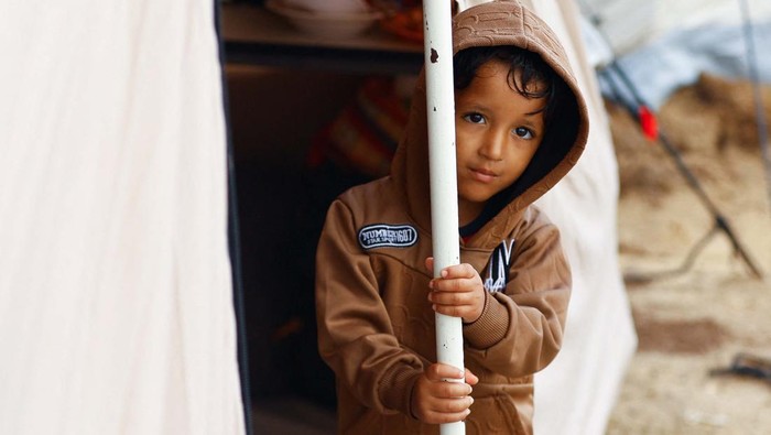 A displaced Palestinian child shelters in a tent camp, as the conflict between Israel and Palestinian Islamist group Hamas continues, in Khan Younis in the southern Gaza Strip, November 15, 2023. REUTERS/Ibraheem Abu Mustafa
