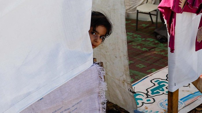 Tatapan Anak-anak di Tenda Pengungsian Khan Younis A displaced Palestinian child shelters in a tent camp, as the conflict between Israel and Palestinian Islamist group Hamas continues, in Khan Younis in the southern Gaza Strip, November 15, 2023. REUTERS/Ibraheem Abu Mustafa