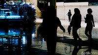 Pada masa jayanya, terminal dan Mall Blok M adalah tempat nongkrong anak muda yang menyediakan beragam kebutuhan, mulai dari penjual kaset, fesyen, hingga handphone di tahun 2000-an.   