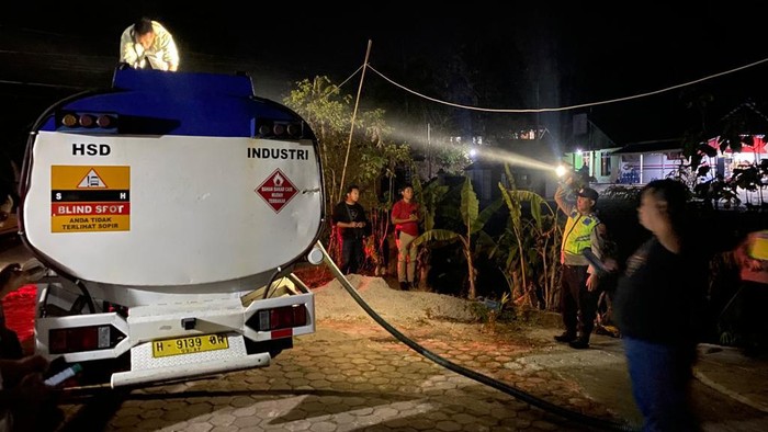 Terungkap 9.000 Liter BBM Ditimbun di Wonogiri Polda Jateng melaporkan pada bulan Oktober lalu berhasil mengamankan lebih kurang 9.000 liter BBM bersubsidi yang disimpan dalam Kempu atau Tandon bersama barang bukti lainnya yaitu, 4 unit kendaraan truk, 2 alat pompa dan 5 tandon kosong di gudang penimbunan yang berlokasi di kecamatan Purwantoro Kabupaten Wonogiri.