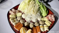 Untuk paket steamboat harganya Rp 30.000 per orang. Isiannya komplet mulai dari pakcoy, selada putih, jamur enoki, slice beef dan kuah kaldu homemade. Foto: detikcom