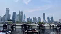 Pemandangannya akan semakin cantik ketika malam hari, di mana pengunjung ditawarkan dengan keindahan city light. Area makan pengunjungnya terbilang banyak. Foto: detikcom