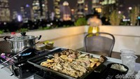 Masing-masing meja akan disajikan dua kompor portable untuk pengunjung bisa memasak sendiri yakiniku atau steamboat pesanan mereka. Foto: detikcom