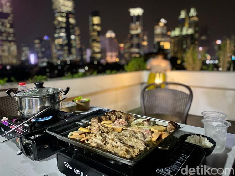 Serunya BBQ-an di Rooftop dengan Pemandangan City Light
