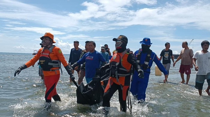 Tim SAR gabungan mengevakuasi jasad nelayan hilang di Pohuwato.