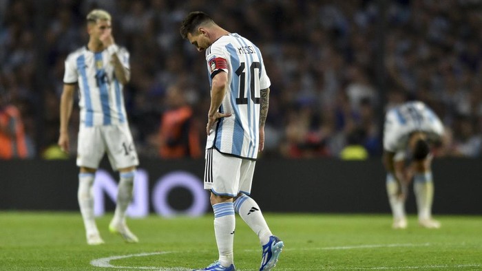 Argentinas Lionel Messi reacts during a qualifying soccer match for the FIFA World Cup 2026 against Uruguay at La Bombonera stadium in Buenos Aires, Argentina, Thursday, Nov. 16, 2023. (AP Photo/Gustavo Garello)