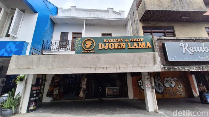 Bangunan dalam di Toko Roti Djoen Lama. Tampak sejumlah etalase dan rak untuk memajang roti dan camilan.