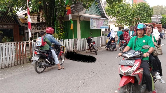 Tukang parkir (disamarkan hitam) ditemukan terkapar bersimbah darah di Muara Enim.