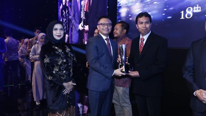Unhas terima anugerah emas SNI Award 2023