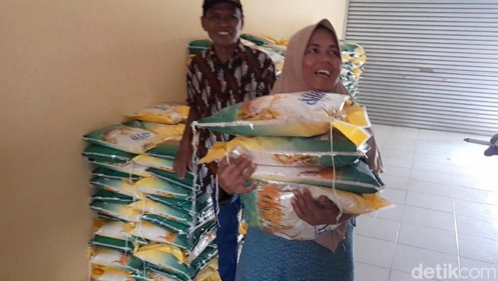 Warga membeli beras murah dari Pemkab Brebes, Jumat (17/11/2023).