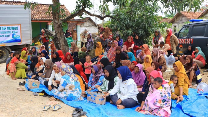 Warga Tuban Digelontor air bersih dan air minum kemasan