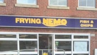 Restoran ini berniat meniru tulisan Finding Nemo, film yang terkenal. Akhirnya mereka menggunakan nama Frying Nemo karena sajikan ikan goreng tepung fish & chips. Foto: Facebook Ridiculous Marketing Nonsense via Bored Panda
