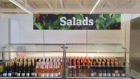 Katanya sih ini rak salad yang merupakan menu sehat, tapi kok isinya malah tumpukan botol minuman alkohol? Membingungkan ya! Foto: Facebook Ridiculous Marketing Nonsense via Bored Panda