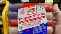 Sosis warna-warni ini dipasarkan dengan cara tak biasa. Tulisannya malah rasa Amerika yang pastinya bikin pembeli bertanya-tanya. Foto: Facebook Ridiculous Marketing Nonsense via Bored Panda