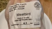 Daging ayam potong ini siap dijual, tapi labelnya tak biasa. Alih-alih ditulis chicken, malah dilabeli meatbird yang terdengar tak umum. Foto: Facebook Ridiculous Marketing Nonsense via Bored Panda