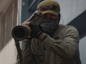 Rio Dewanto Coba Bazoka Perdana Seumur Hidup di Film 13 Bom di Jakarta