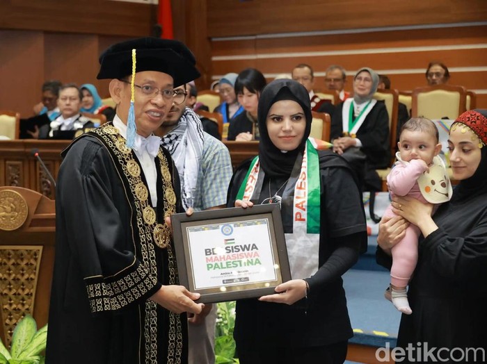 Universitas Airlangga (Unair) memberikan beasiswa kepada 5 mahasiswa asal Palestina. Beasiswa ini sebagai bantuan, karena beberapa mahasiswa tidak mendapat kiriman uang dari keluarganya.