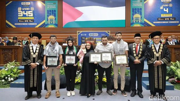 Universitas Airlangga (Unair) memberikan beasiswa kepada 5 mahasiswa asal Palestina. Beasiswa ini sebagai bantuan, karena beberapa mahasiswa tidak mendapat kiriman uang dari keluarganya.