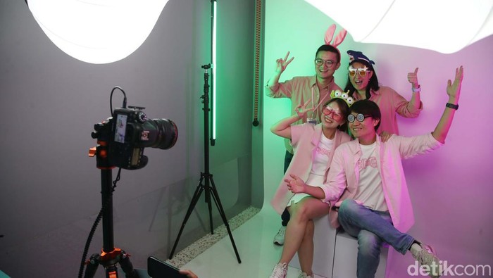 Abadikan Momen Narsismu di Selfie Time Pengunjung berfoto bersama di Studio Selfie Time di Mal Grand Indonesia, Sabtu (18/11/2023).