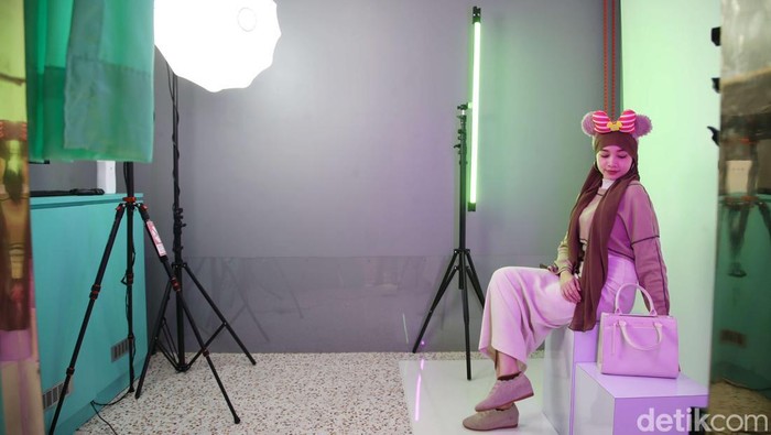 Pengunjung berfoto bersama di Studio Selfie Time di Mal Grand Indonesia, Sabtu (18/11/2023).