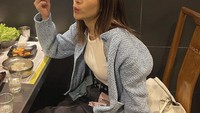 Di akun Instagramnya banyak momen Zara kulineran. Salah satunya saat Zara menyantap hidangan BBQ khas Korea yang jadi salah satu menu kesukaannya. Foto: Instagram @adhistyzara