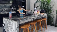 Liburan di Canggu, Bali, Zara sewa villa untuk dia pakai bersantai sekaligus masak-masak di dapur villa dengan konsep minimalis. Foto: Instagram @adhistyzara