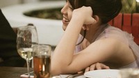 Zara tampil cantik dan feminim saat membintangi salah satu film layar lebar. Dirinya saat itu tengah beradegan menghadiri acara makan malam. Foto: Instagram @adhistyzara