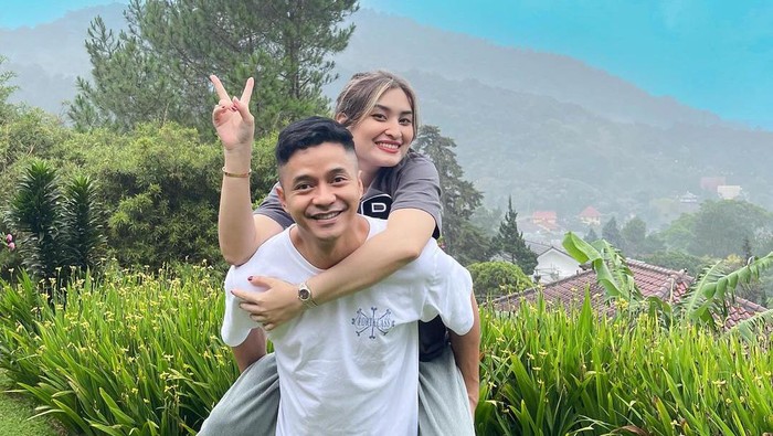 Adly Fairuz dan istri