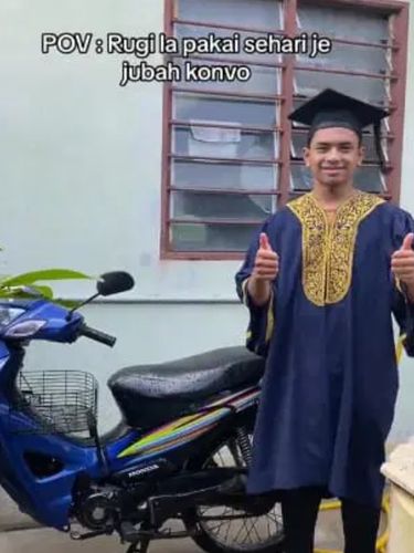 Aksi mahasiswa yang mengenakan topi dan jubah wisuda untuk kegiatan sehari-hari di rumah.