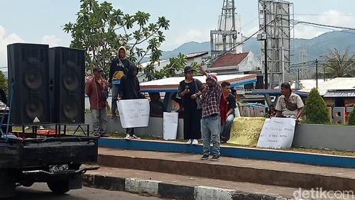 Aksi unjuk rasa warga di depan Gedung DPRD Flores Timur.