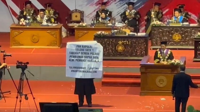 Aksi wisudawan bentangkan spanduk minta Kapolri tangkap pembunuh ayahnya