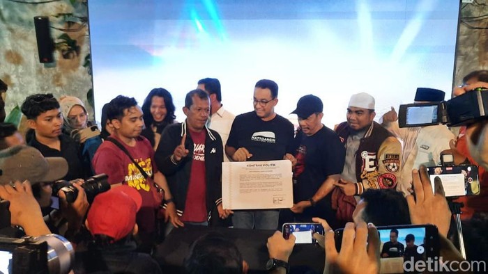 Anies Baswedan menandatangani kontrak politik untuk membangun Stadion Mattoanging di Makassar, Sulsel.