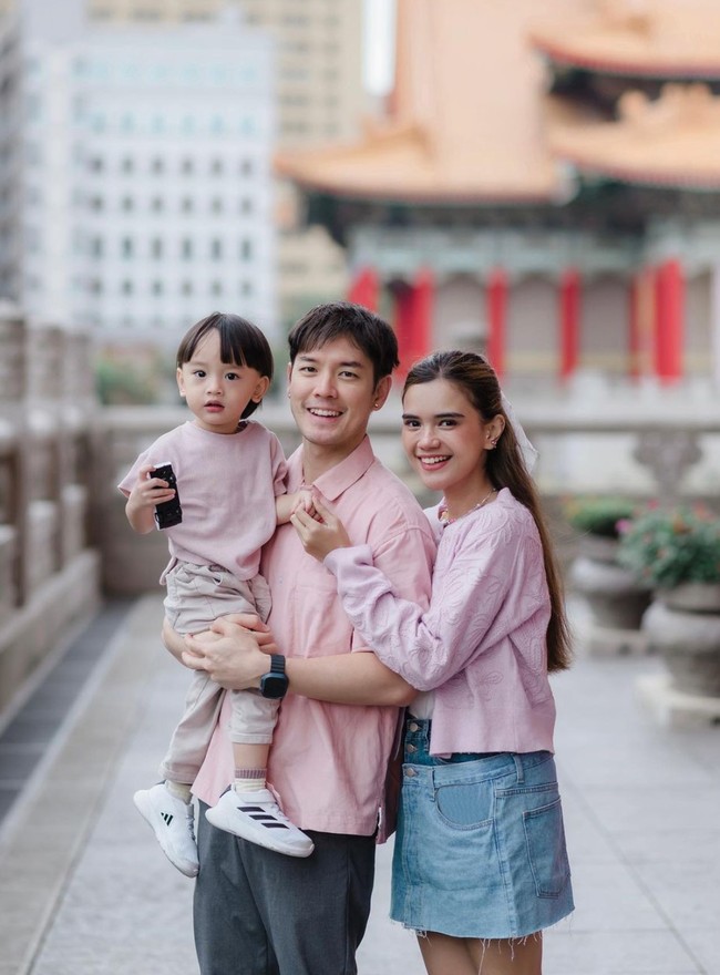 Selama berada di sana ketiganya tampak melakukan pemotretan dengan bantuan fotografer Ricky Wang. Kompak mengenakan busana senada, ketiganya tampak begitu bahagia. Foto: Instagram/@rickyindra90