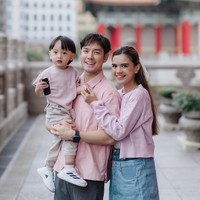 Selama berada di sana ketiganya tampak melakukan pemotretan dengan bantuan fotografer Ricky Wang. Kompak mengenakan busana senada, ketiganya tampak begitu bahagia. Foto: Instagram/@rickyindra90